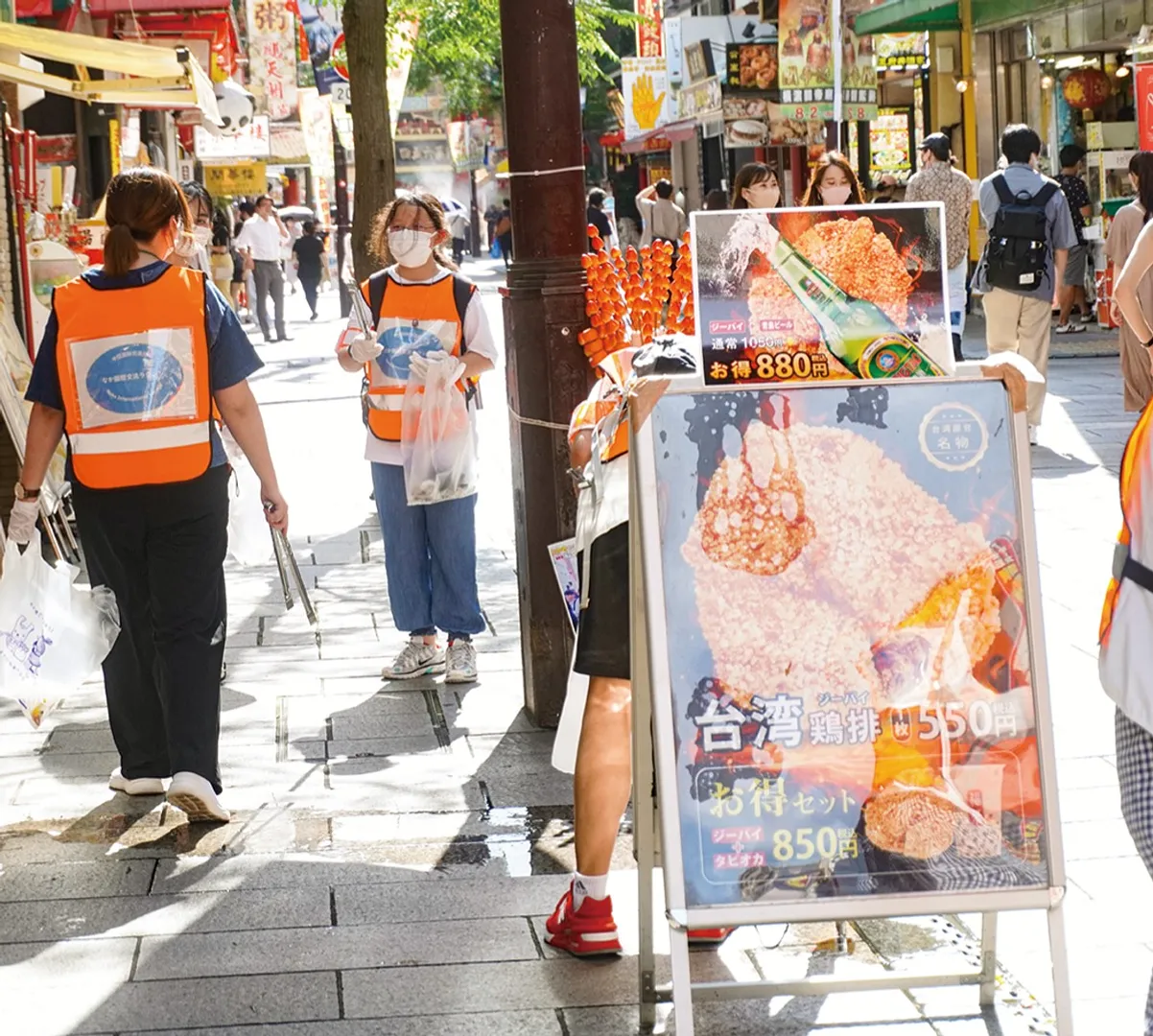 外国人も参加する横浜中華街での清掃活動