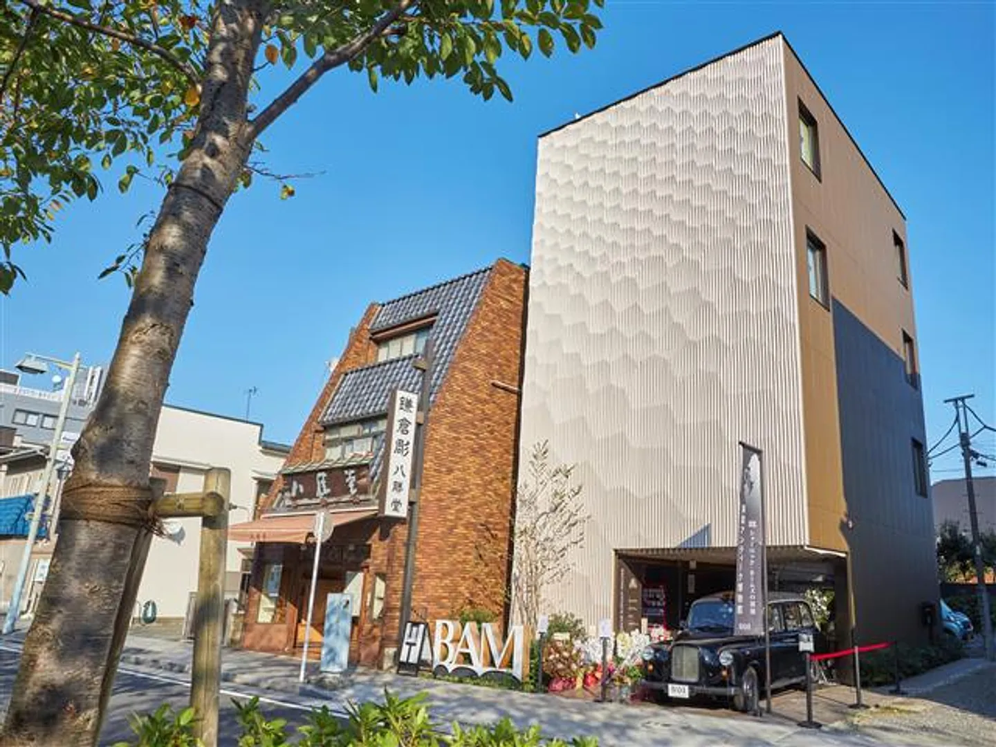 大中小に彫られた美しいパーツで構成されたみごとな外装