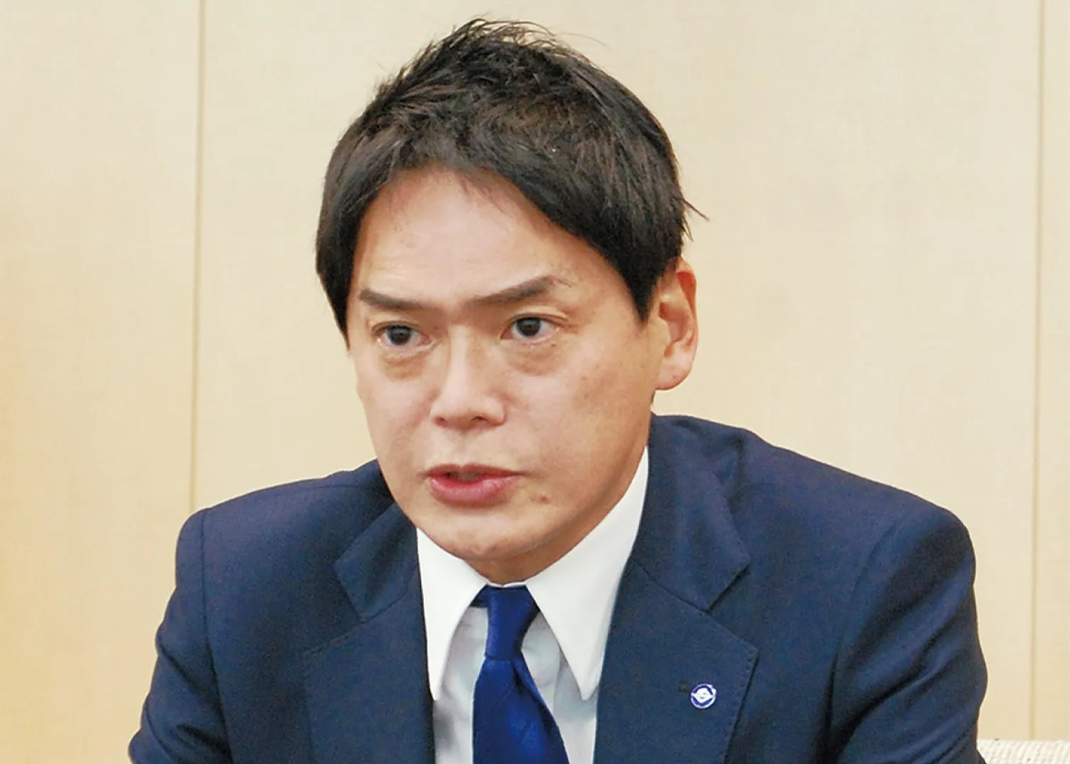 本紙の取材に答える山中市長
