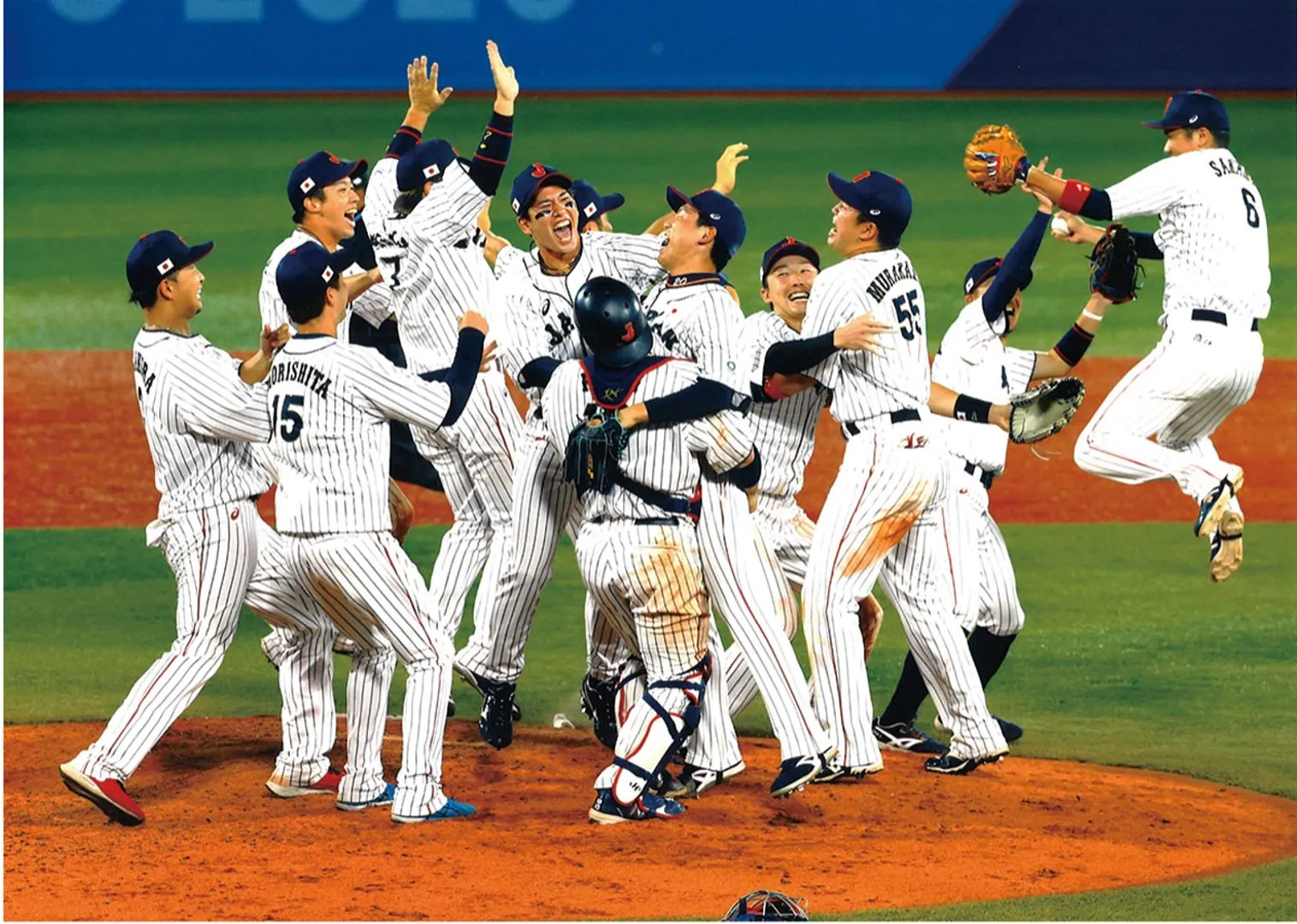 『侍ジャパンが米国破り、悲願の五輪金メダル』。優勝を決め、集まって喜ぶ日本ナイン＝横浜スタジアム（８月７日　東京中日スポーツ）