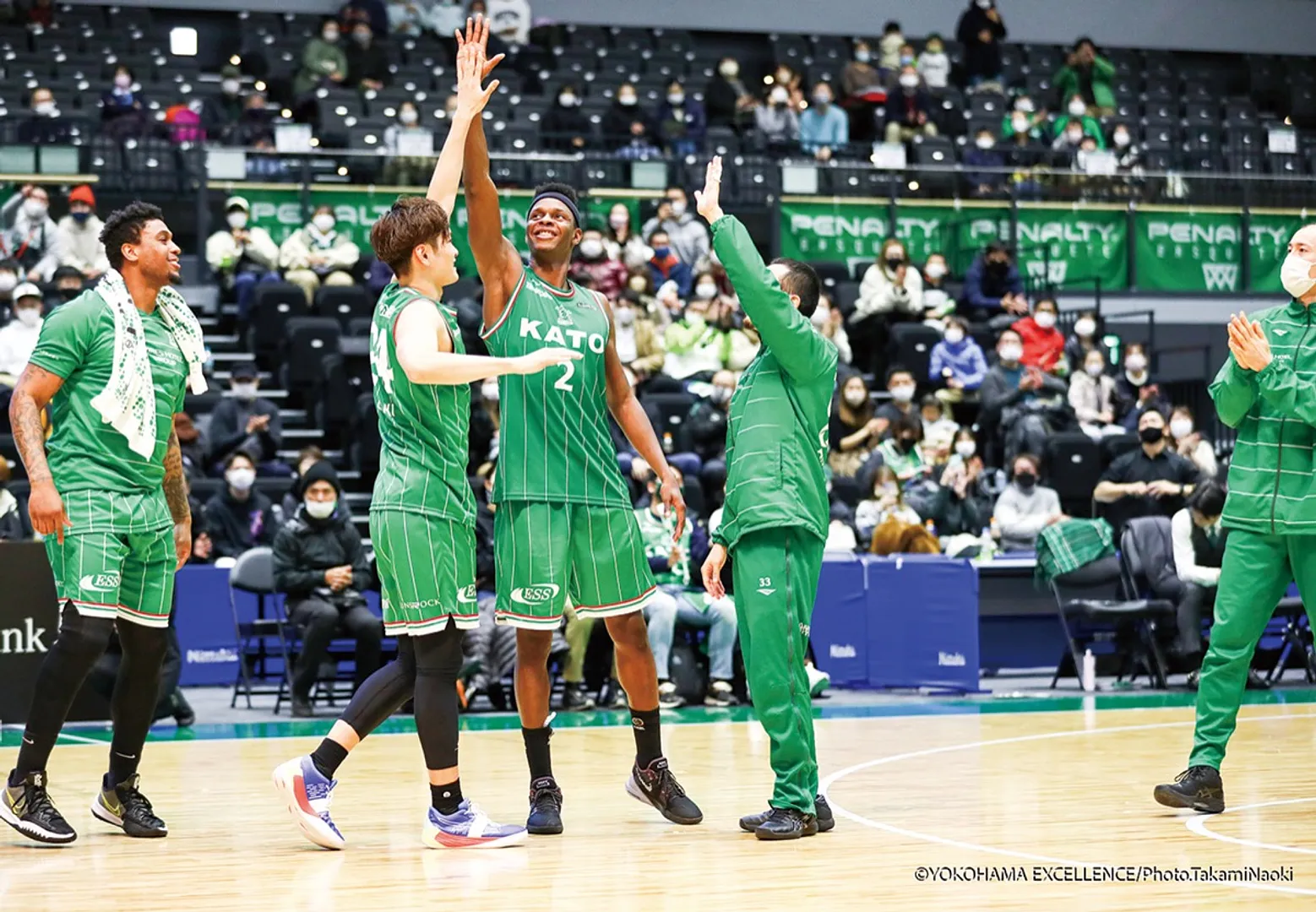 シュートを決め喜ぶ選手たち（同チーム提供）