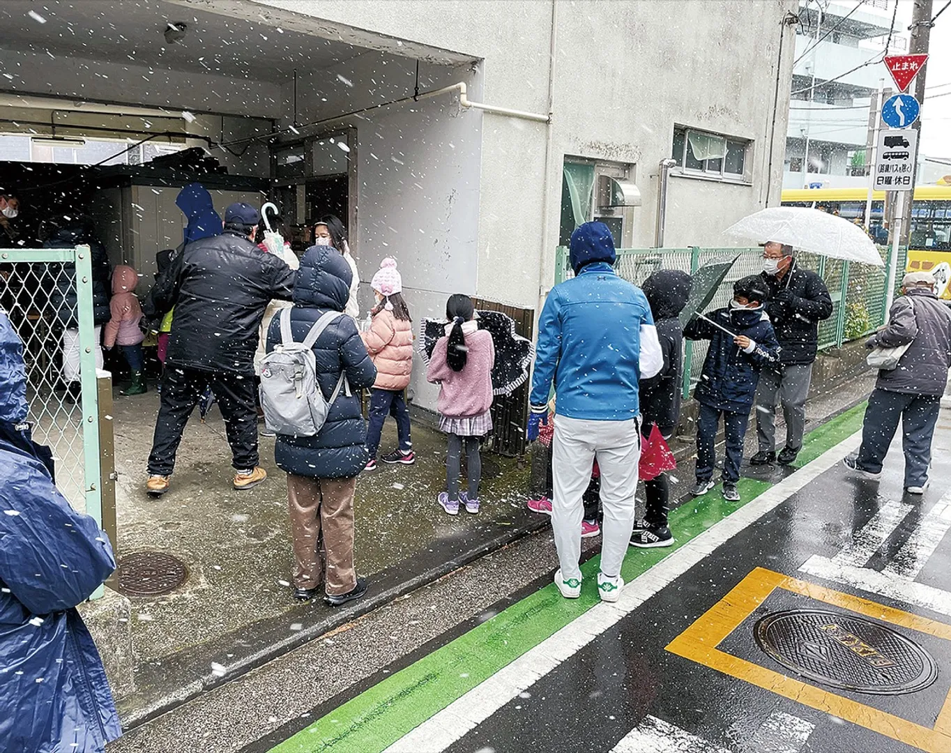 弁当を買い求める人の行列も（１月６日、第４地区会館）