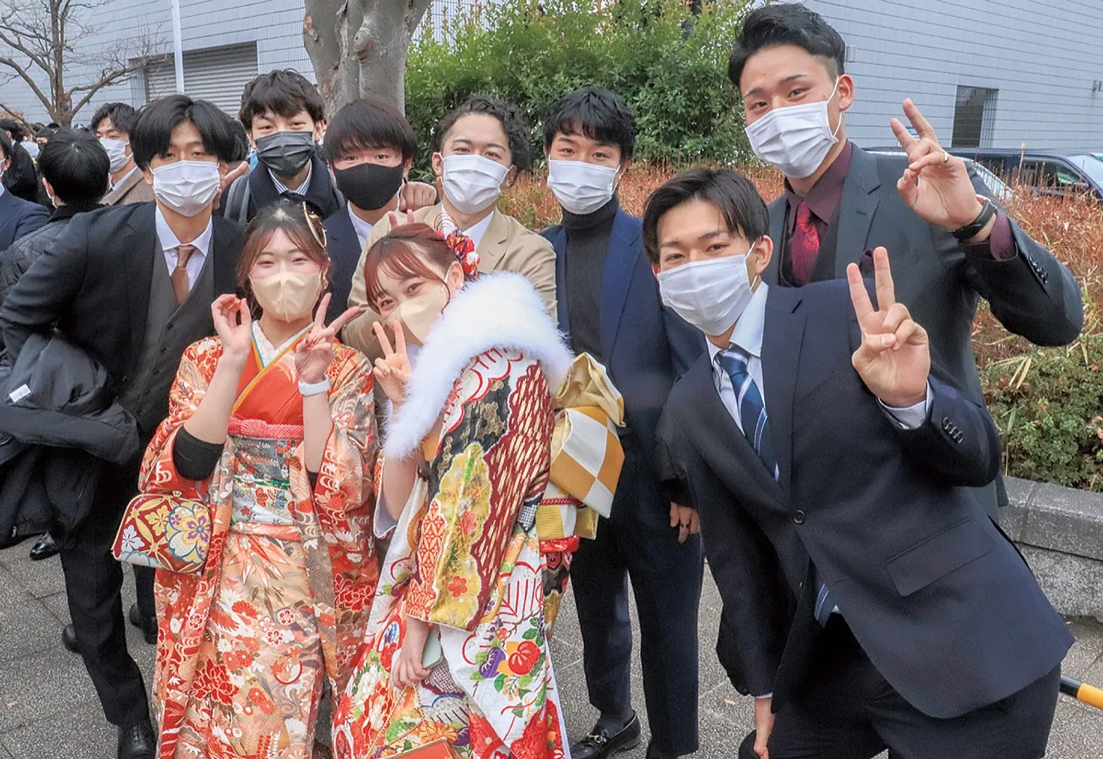 マスク姿の新成人たち（10日、横浜アリーナ）