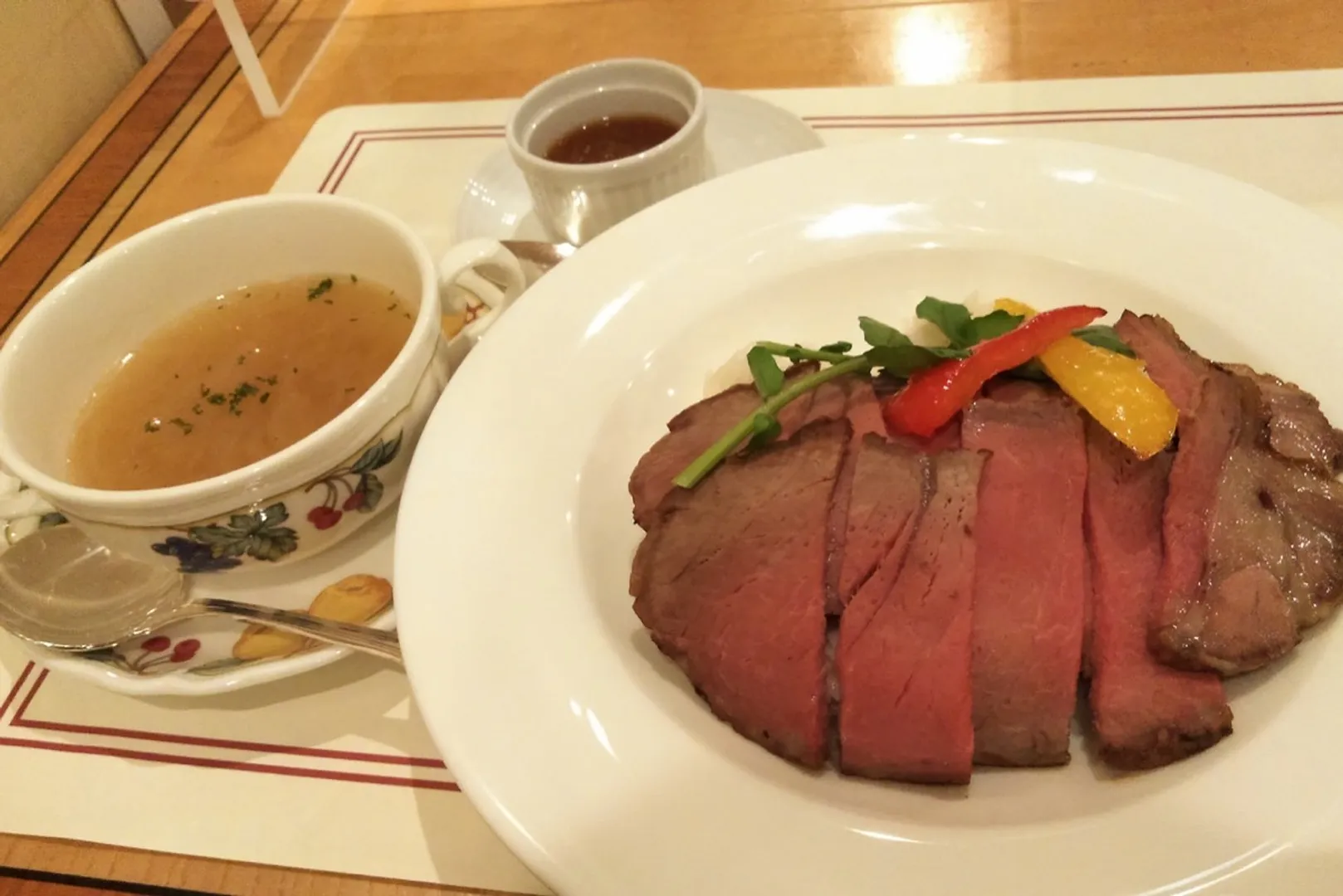 記者が頼んだサブスクランチのローストビーフ丼。これで税込み1,000円とはすごい！