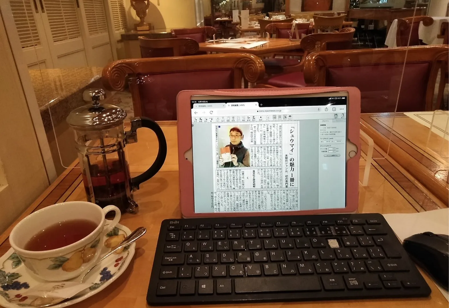紅茶はポットで提供。ホテルレストランのゆったりとした空間で仕事するとはかどる気が・・・