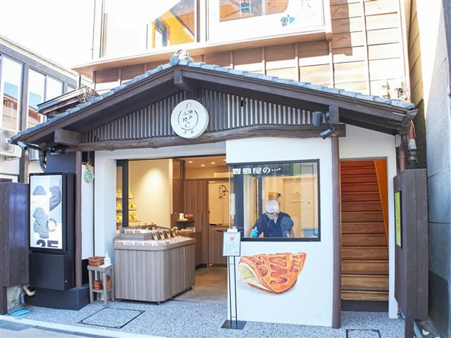 1階では「鳩サブレー」など「豊島屋」の名菓も販売している