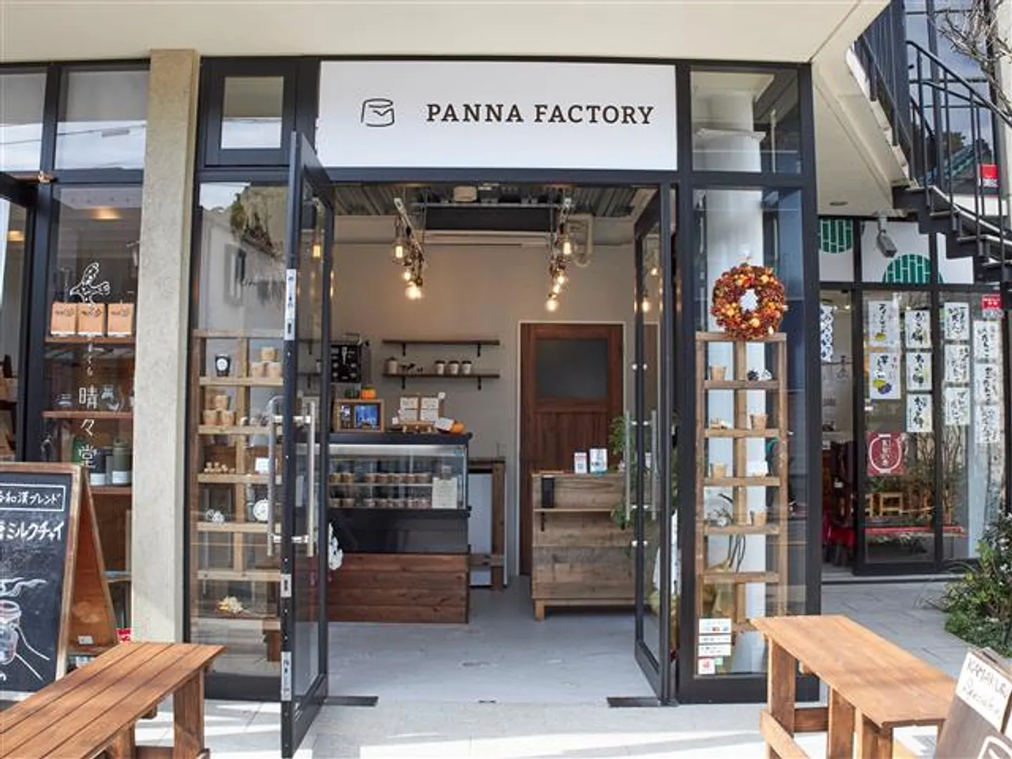 テイクアウトのほか、店頭のベンチで食べることも可能
