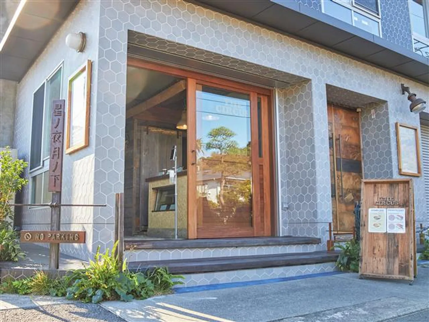 店舗の目の前は江ノ電の線路