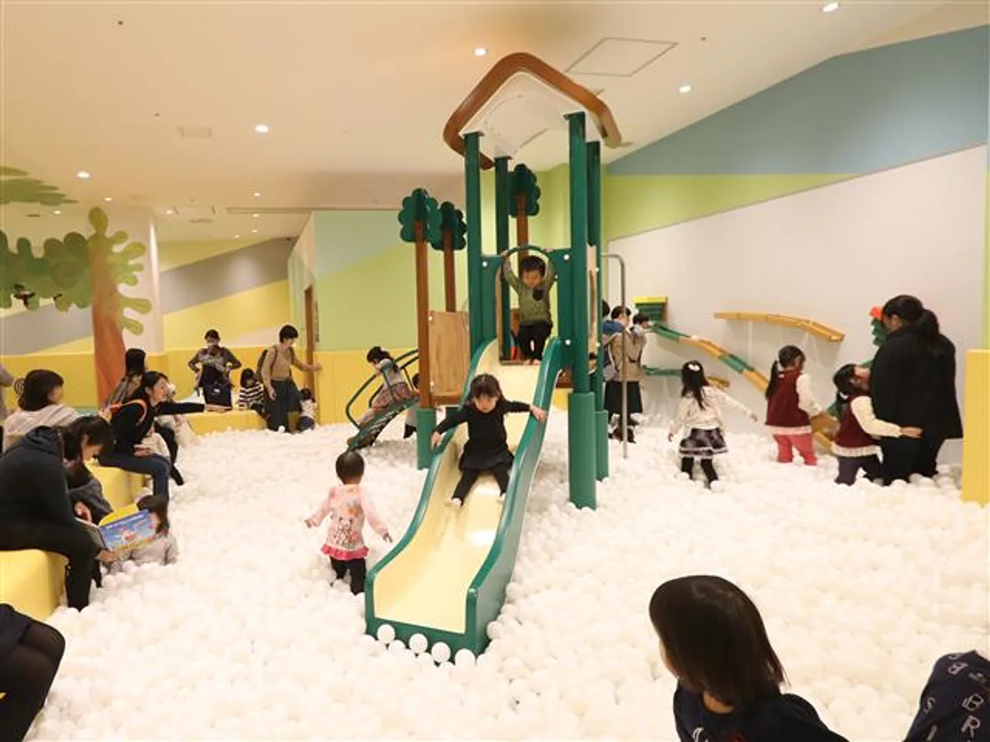 ボールプールコーナー「くものうえのツリーハウス」