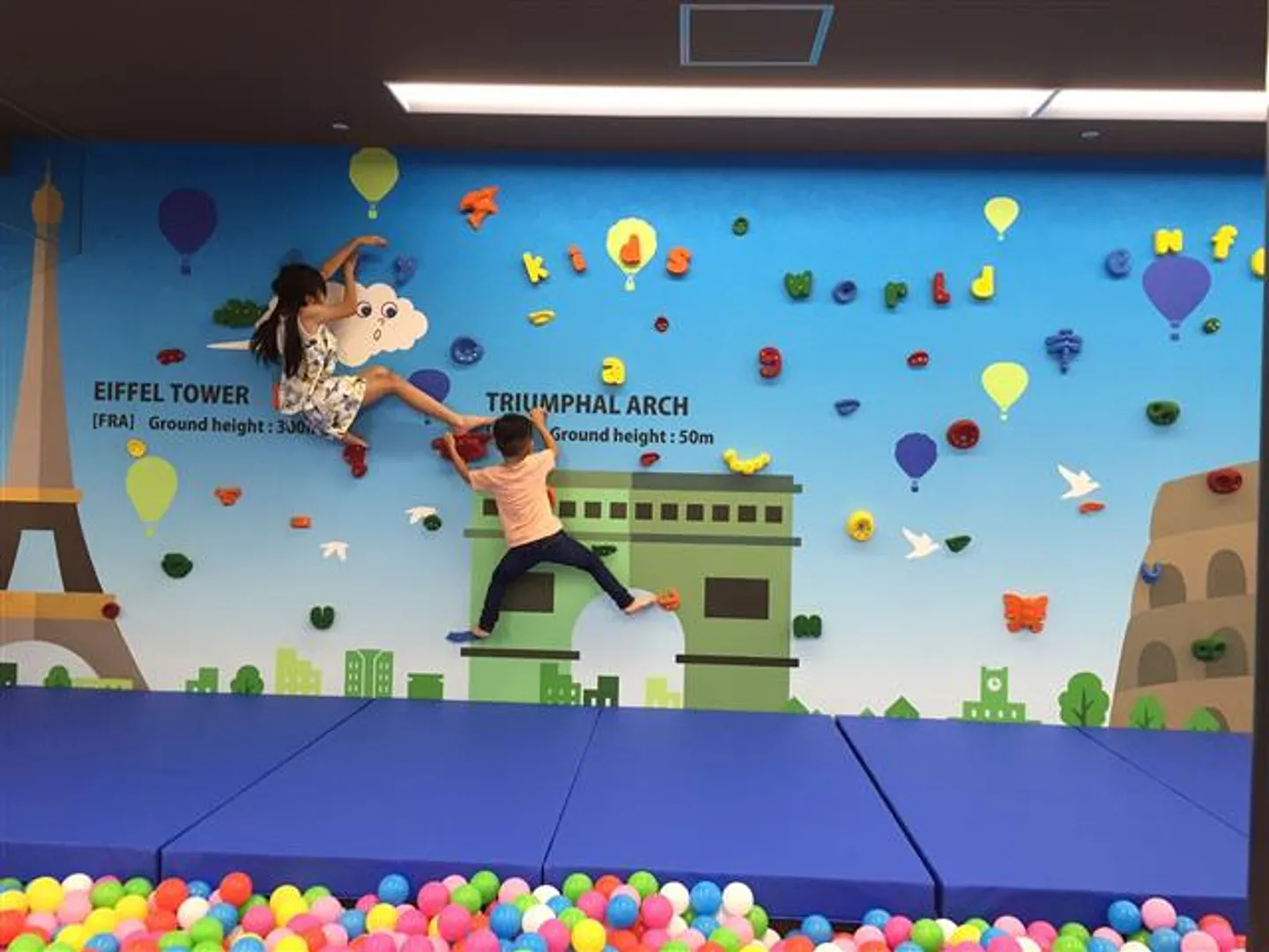 遊びながら筋力がつく「クライミングウォール」
