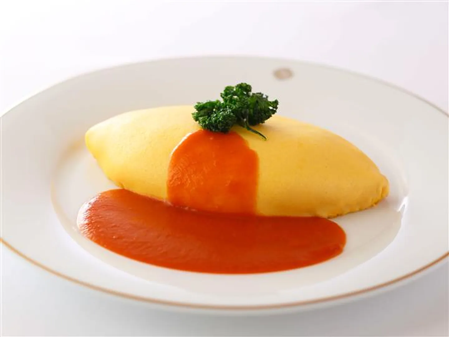 伝統のチキンライスを卵で包んだ人気メニュー