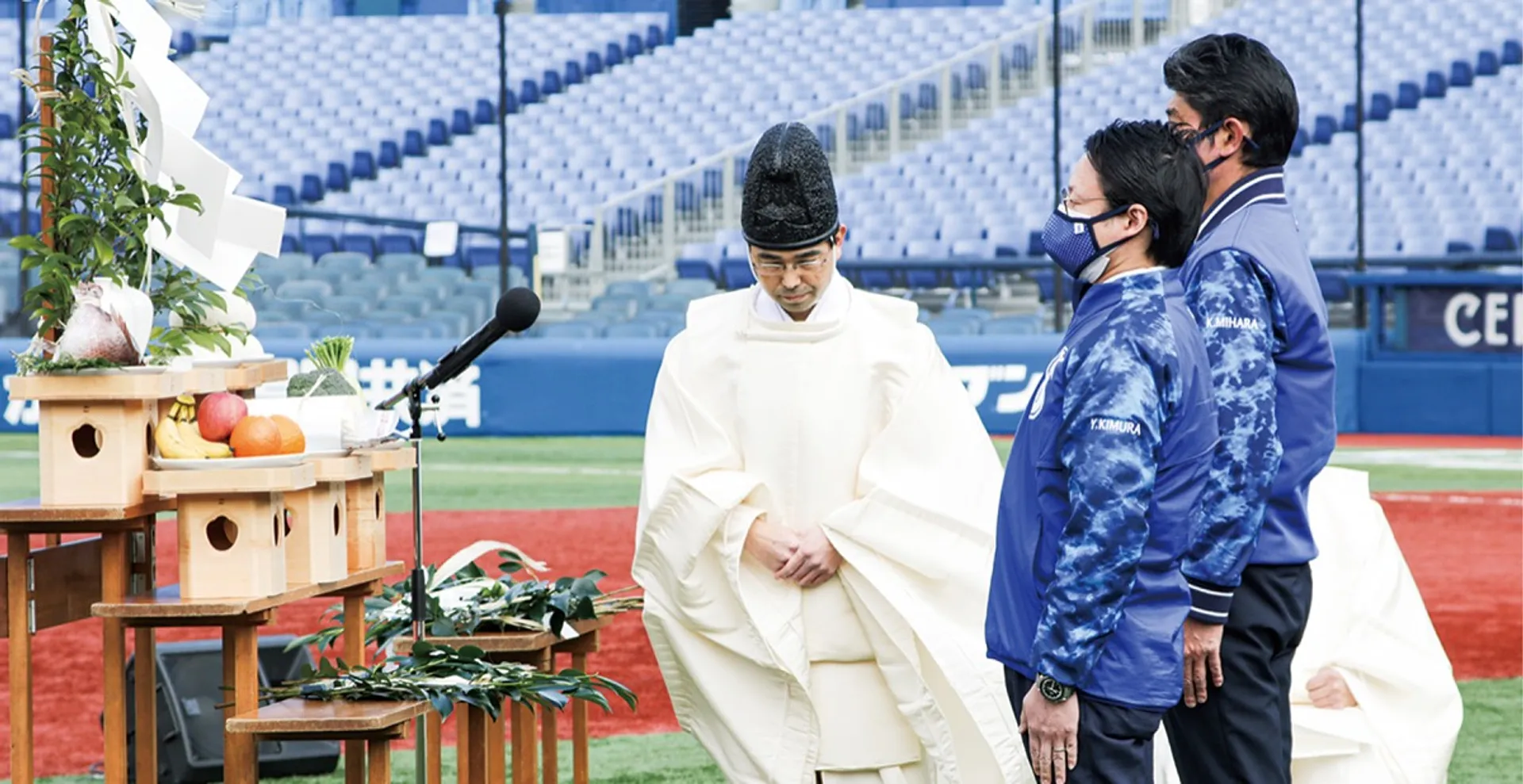 神事に参列する木村社長（手前）と三原球団代表