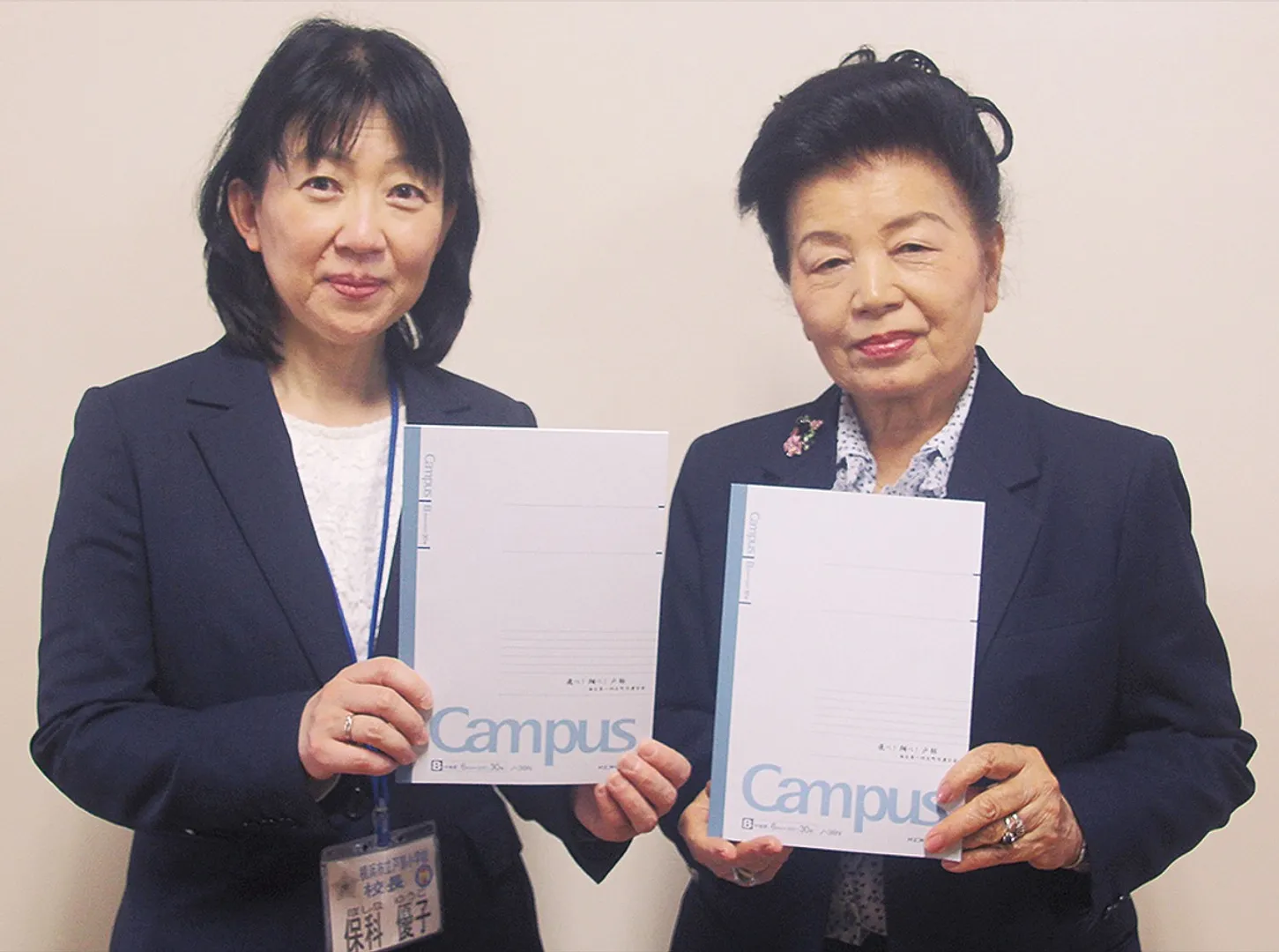 ノートを寄贈した粕川会長（右）と保科校長