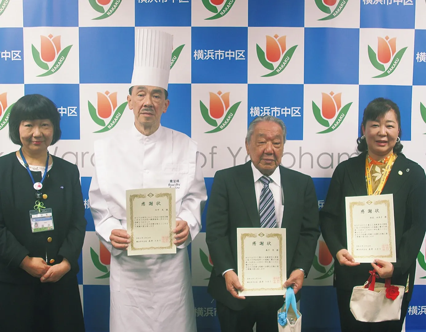 直井区長（左）から感謝状を受け取る今平さん（中央左）、森下さん（中央右）、秋成さん（右）