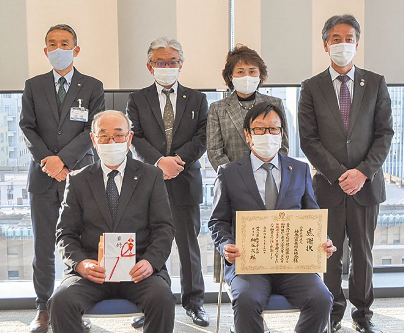 感謝状を手にする県歯科医師会の松井会長ら（写真右下）