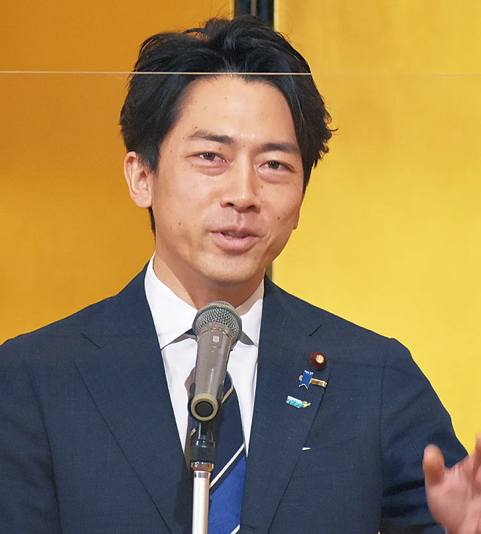 あいさつする小泉氏