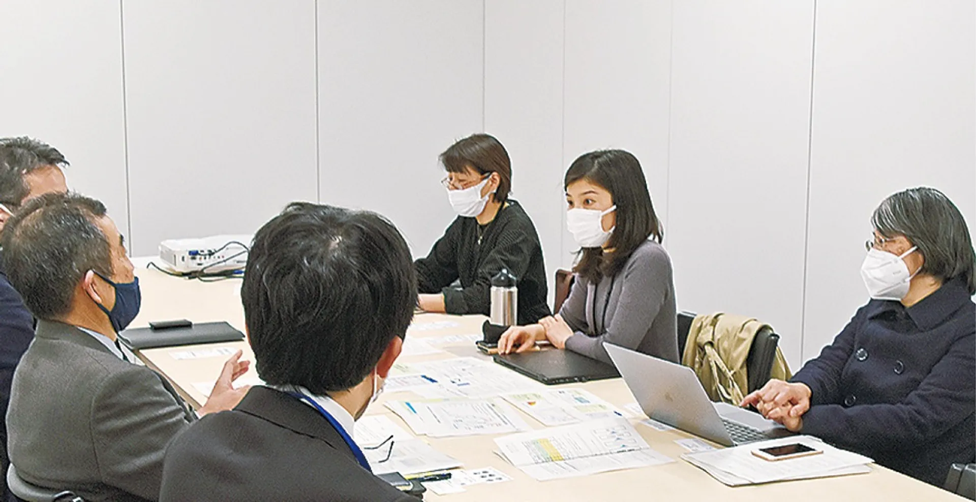 市職員と意見交換を行う市民団体のメンバー（右）