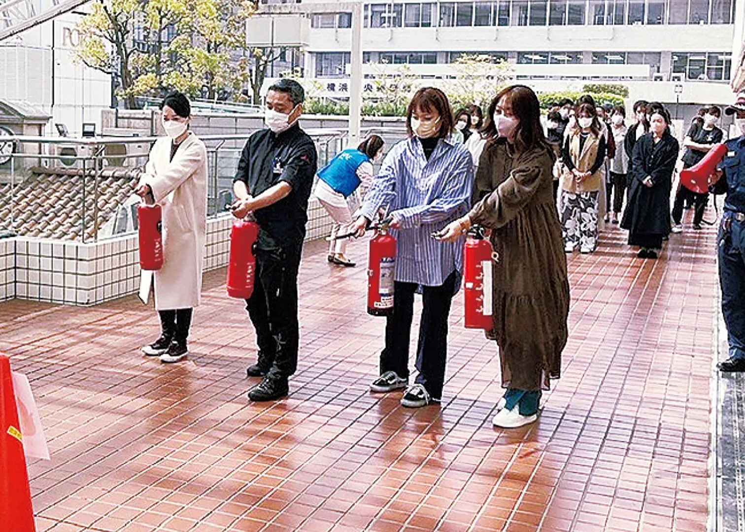 消火器訓練も＝ルミネ横浜店提供