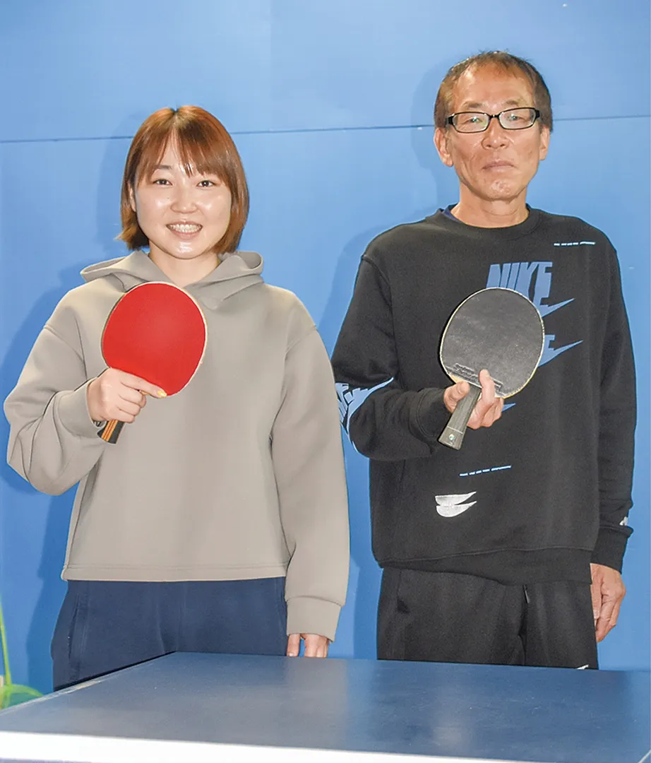 結コーチ（左）と父の英二コーチ