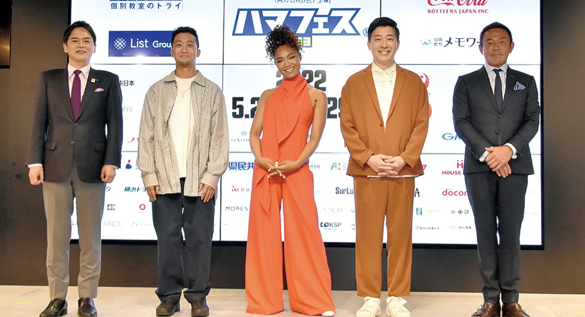 来場を呼び掛ける（左から）山中竹春市長、瑛人さん、クリスタル・ケイさん、あべこうじさん、北見尚之実行委員長＝4月18日、東京都内の記者発表会