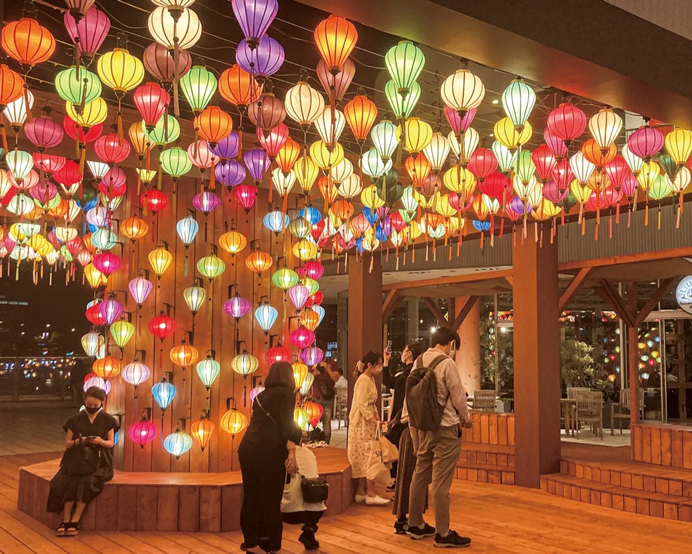 色とりどりのランタンの光を楽しむ来館者