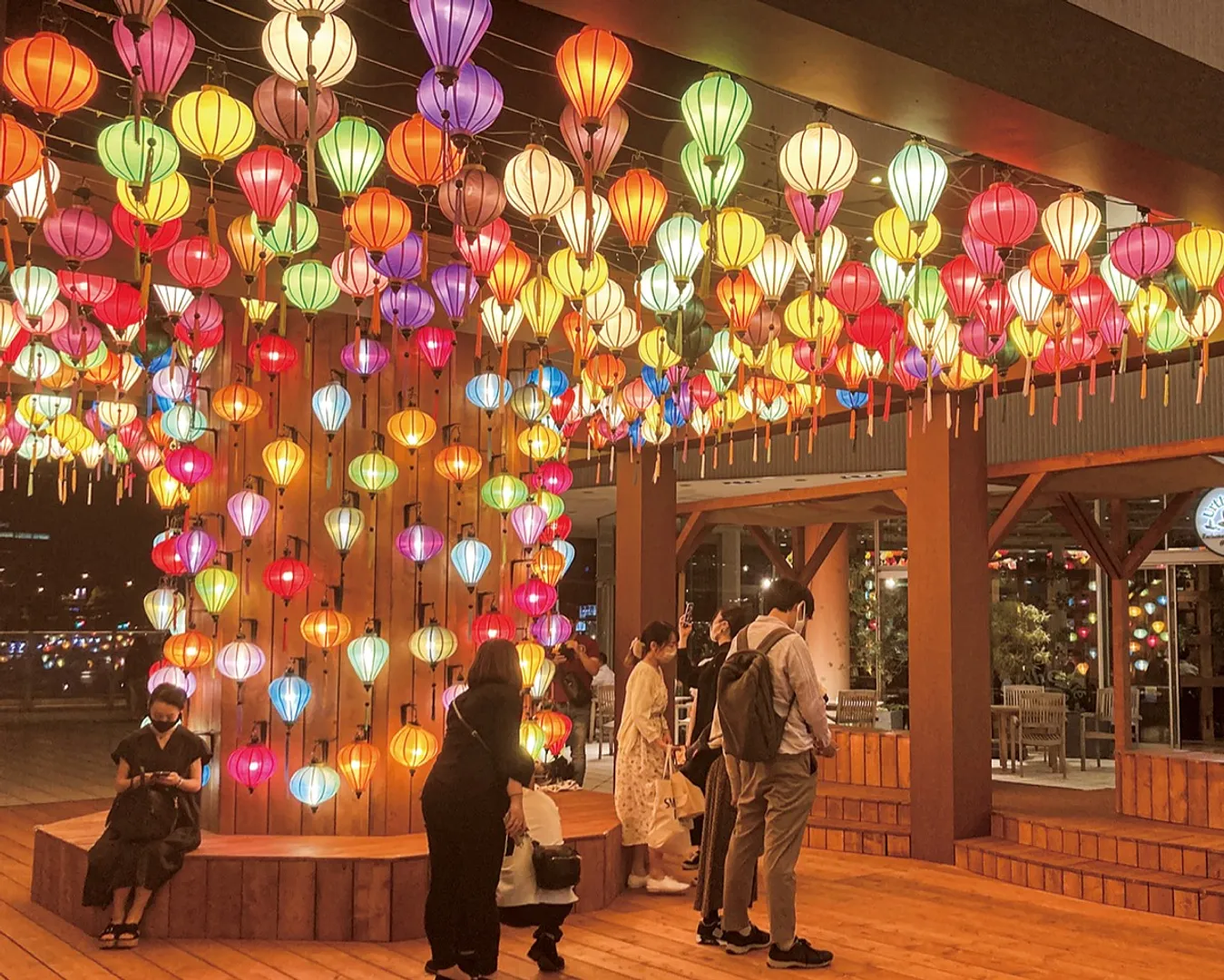 色とりどりのランタンの光を楽しむ来館者