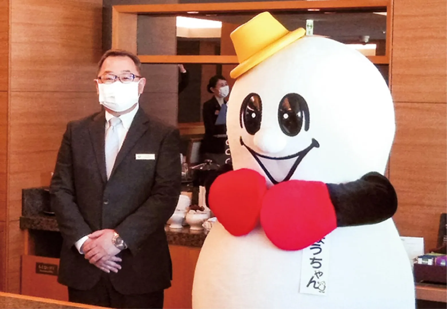 大川総支配人とひょうちゃん(１月14日のメディア内覧会で)