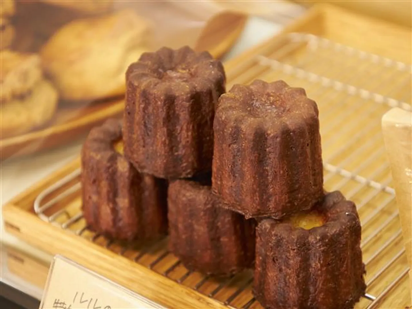 焼き上がり時間には行列ができる「ルルのカヌレ」