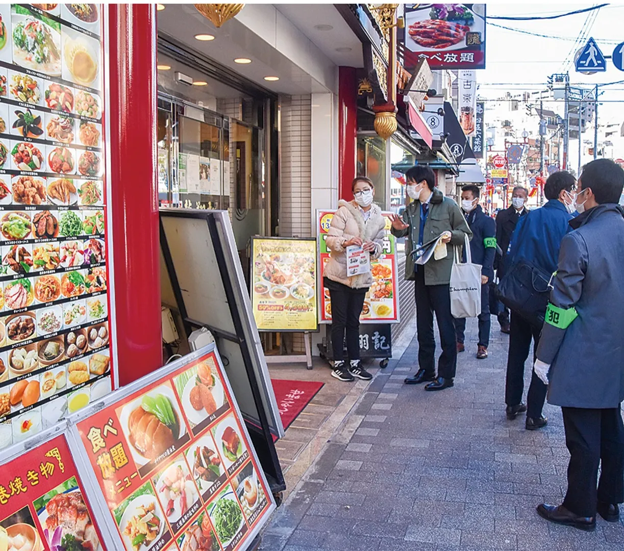 看板設置について説明する市職員