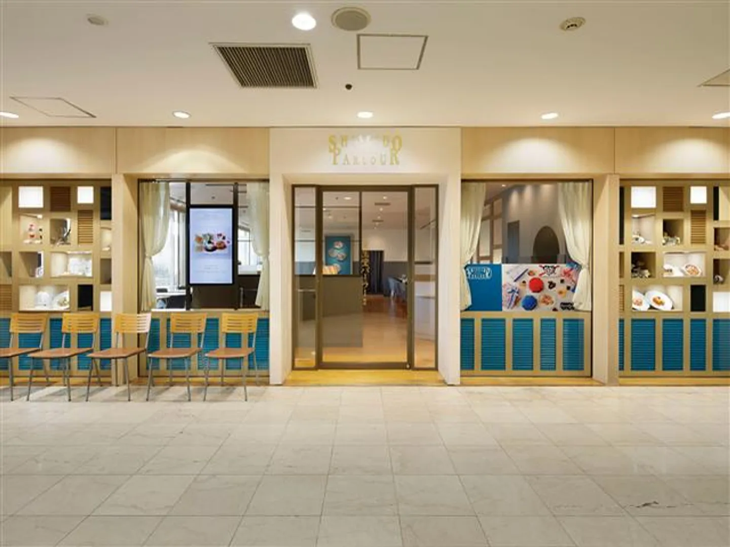ブルーを基調にした清潔感あるエントランス