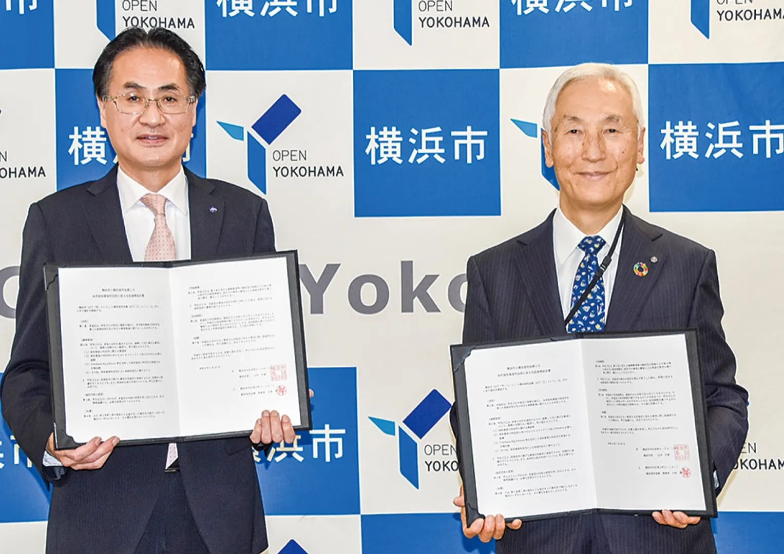包括連携協定を締結した市の横山財政局長（左）と横浜信金の大前理事長