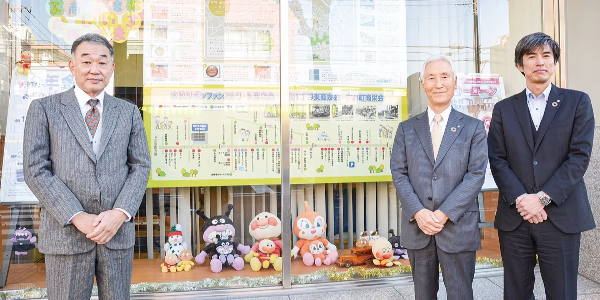 マップの前で左から羽生田会長、大前理事長、矢本支店長