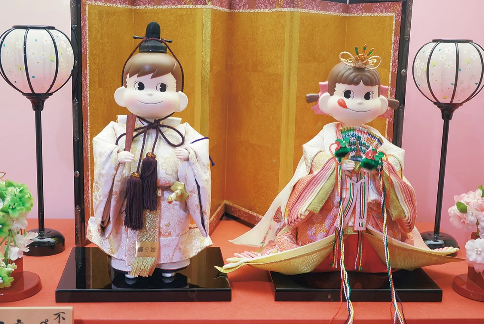 横浜発祥「不二家」の人気キャラクター、ペコちゃんポコちゃんの立姿雛