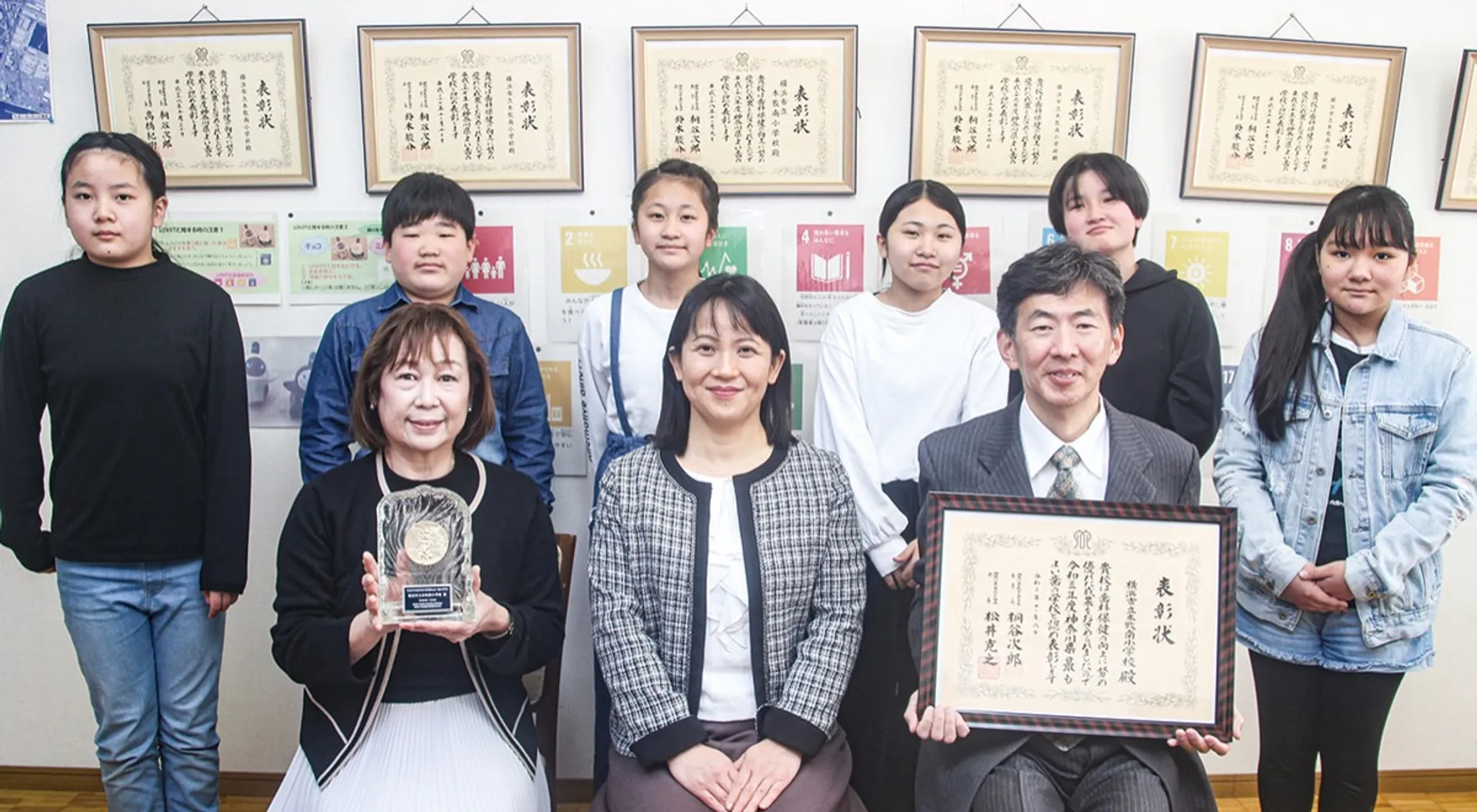 （前列左から）鈴木養護教諭、谷口校長、秋吉正敏学校歯科医と保健委員会の児童