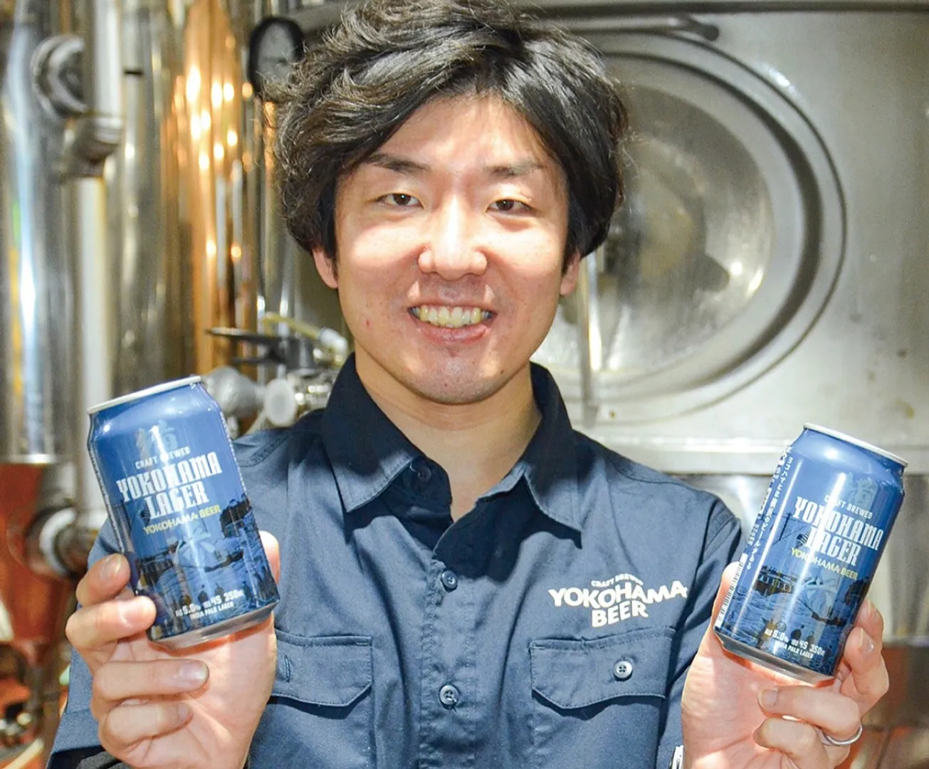 第１弾の缶ビールを手に横内さん