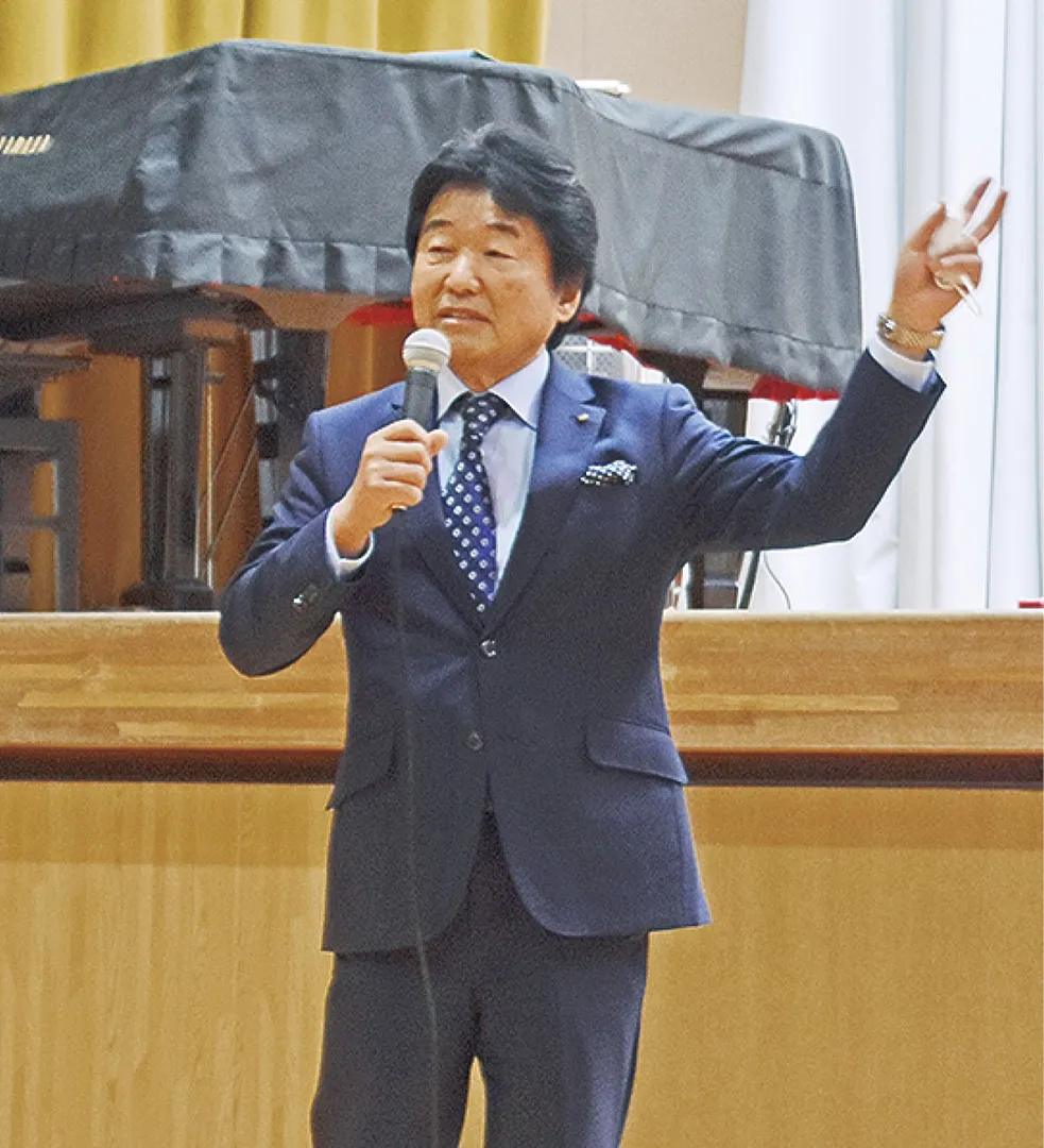 体育館で講演する北原さん