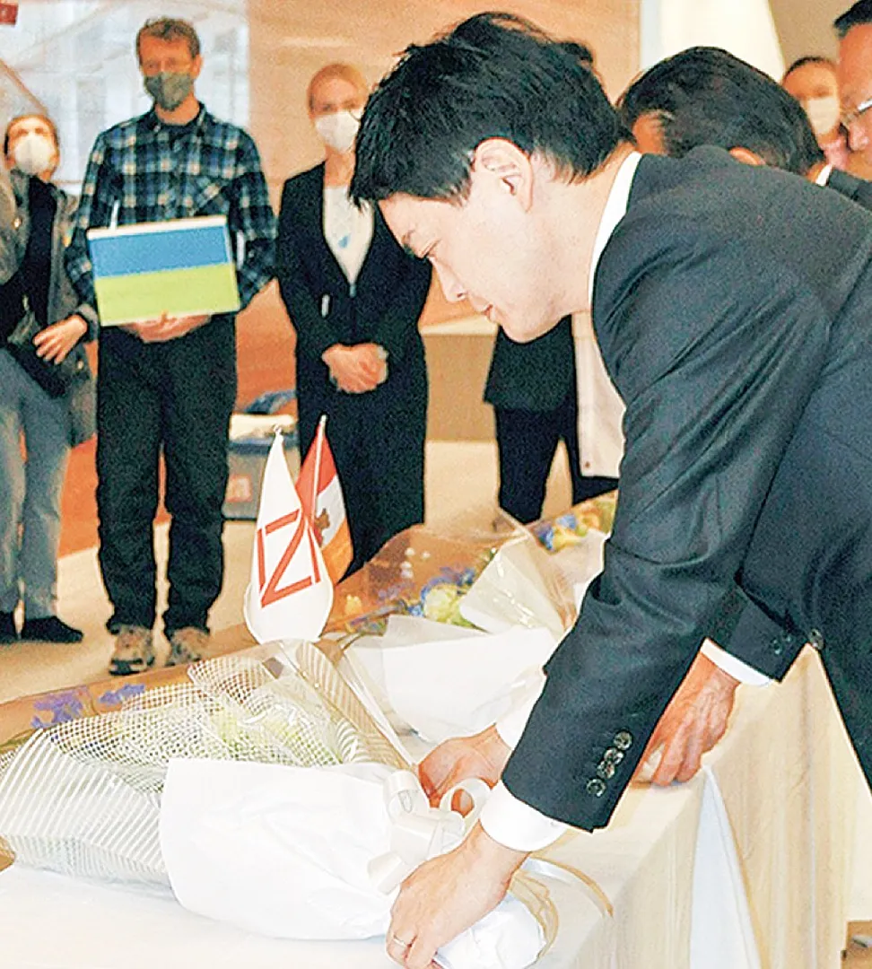 献花する山中市長