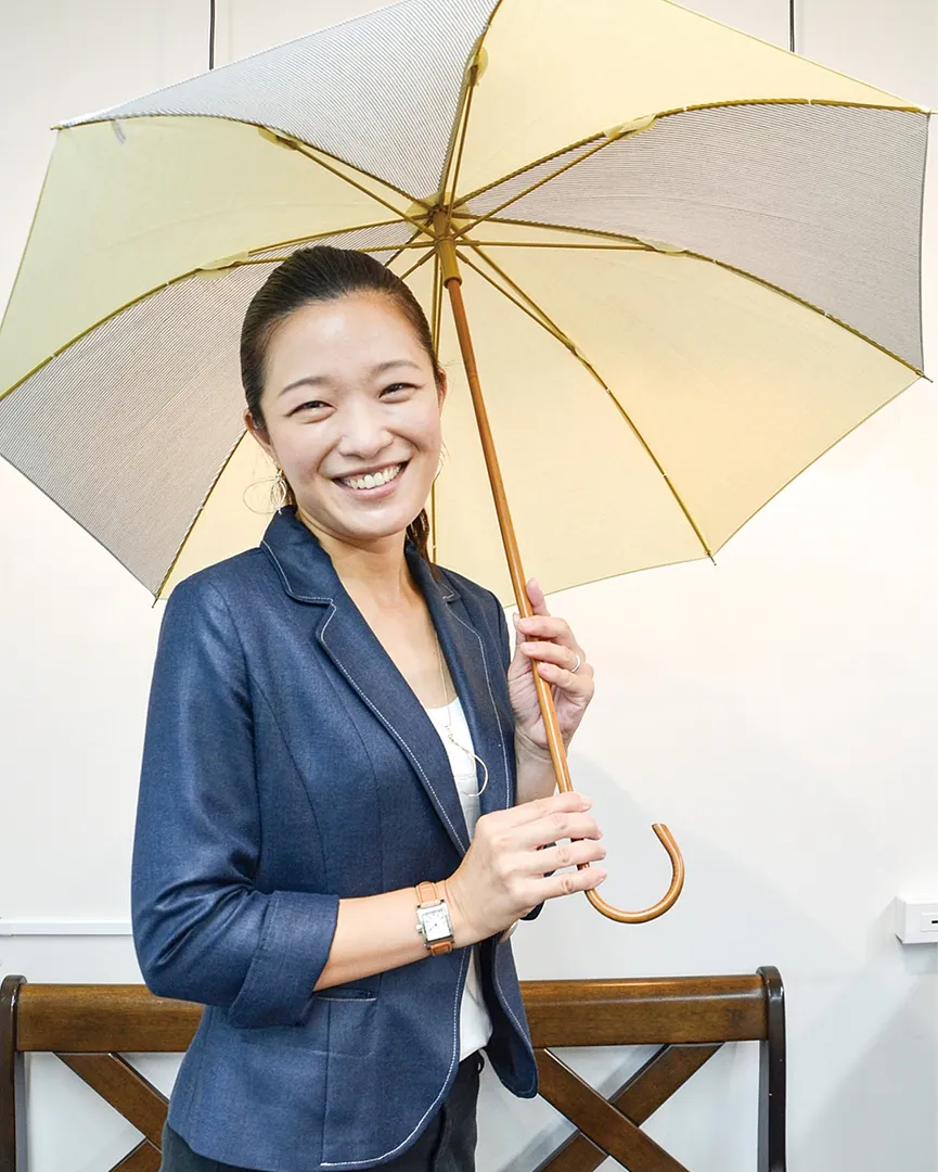 自慢の傘を手にほほ笑む李さん