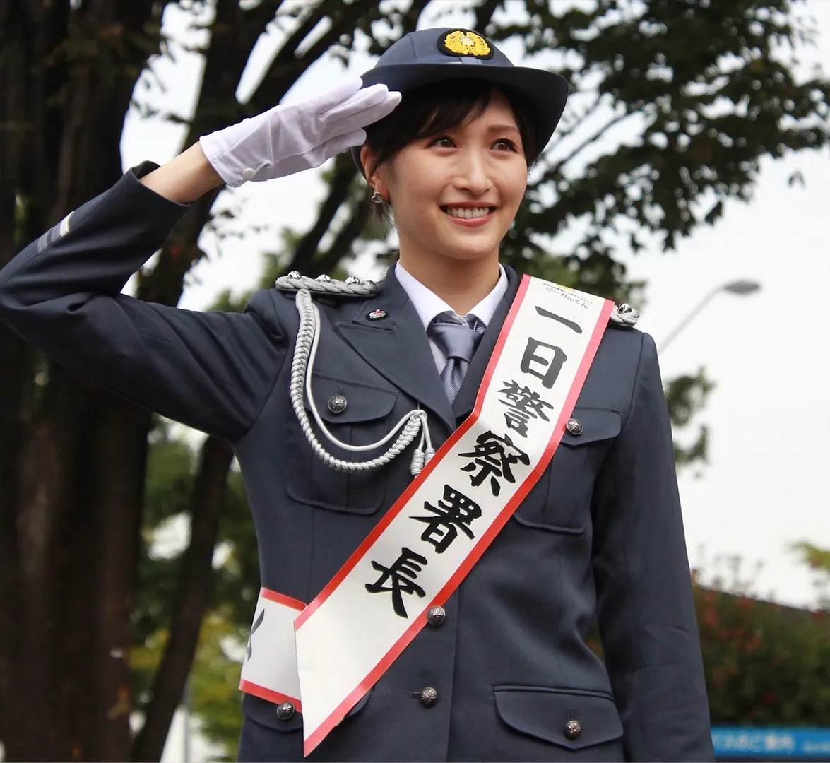 敬礼する横山さん