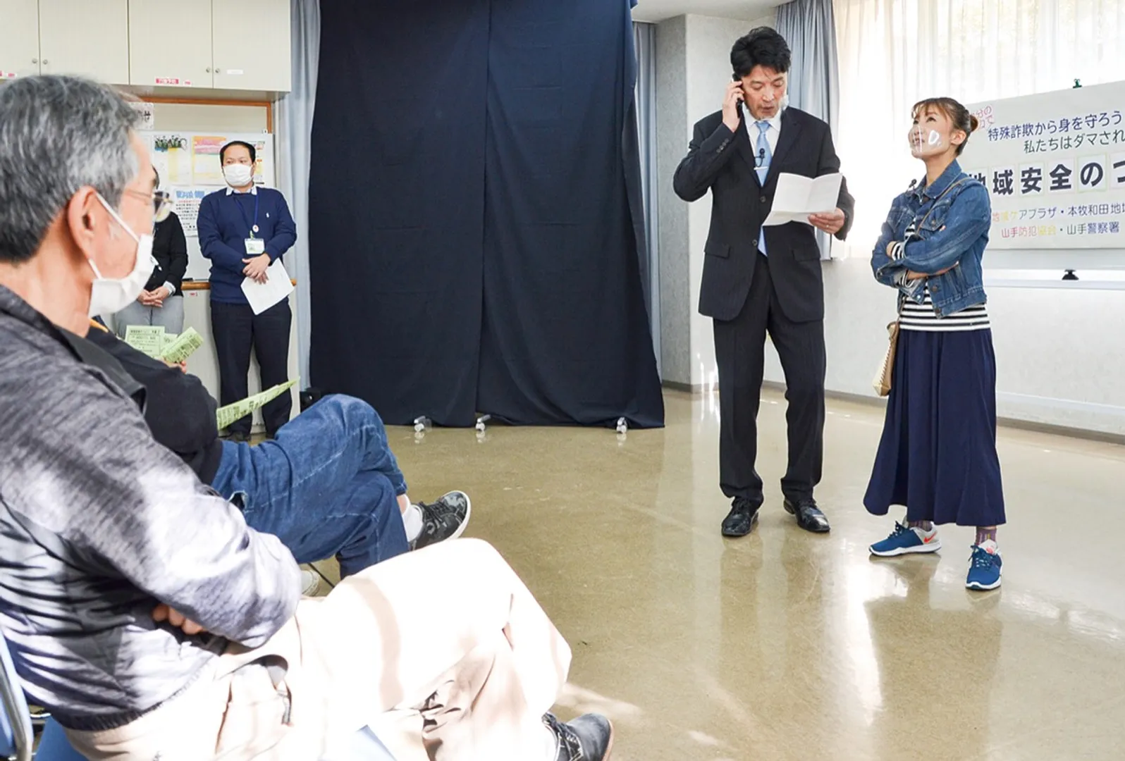 コミカルな演技に笑いが起こる場面も