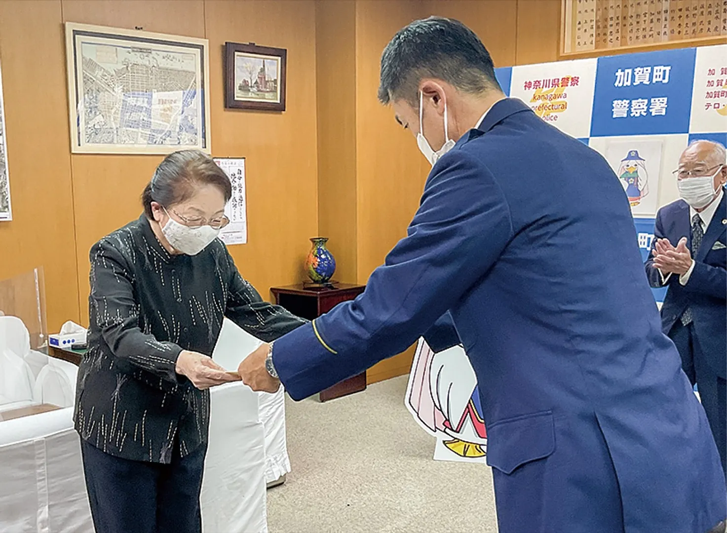 伝達式で表彰状を受け取った小関さん＝10月21日、加賀町署