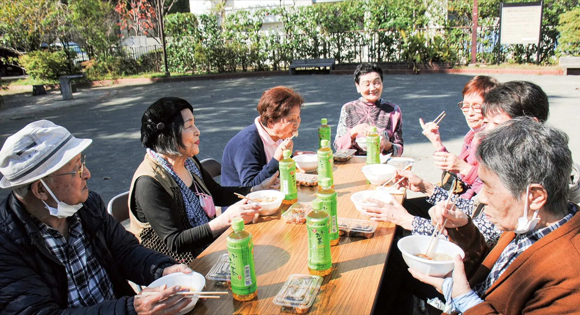 食事をしながら交流を深めた
