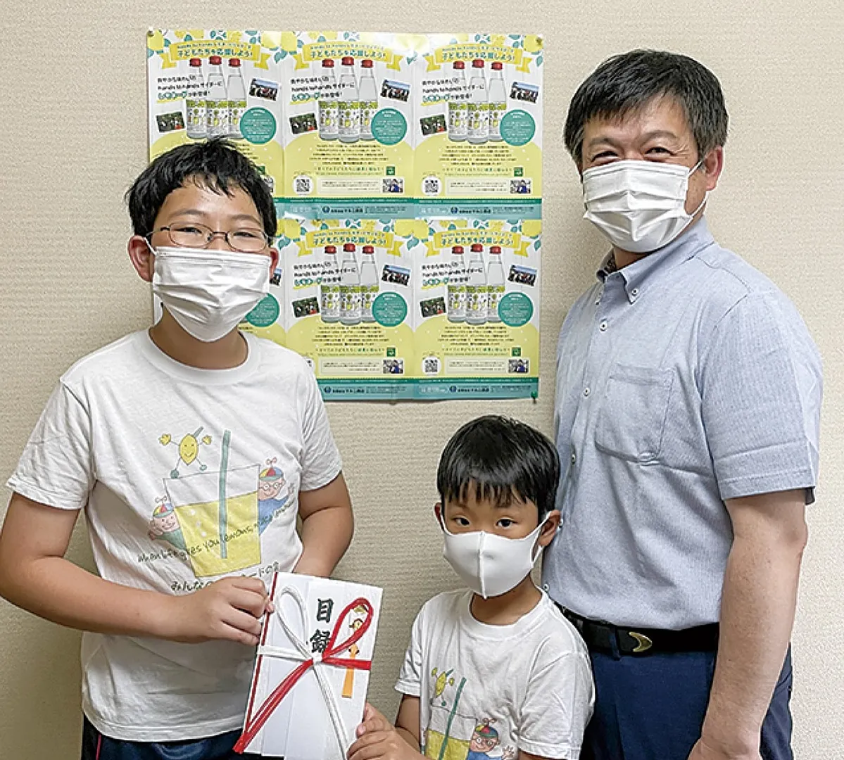 目録を受け取った榮島さん（左）と弟の一歩さん。右は栗原さん