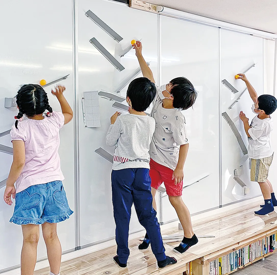 「ピンポンジェットコースター」に夢中になる子どもたち＝写真は西田さん提供