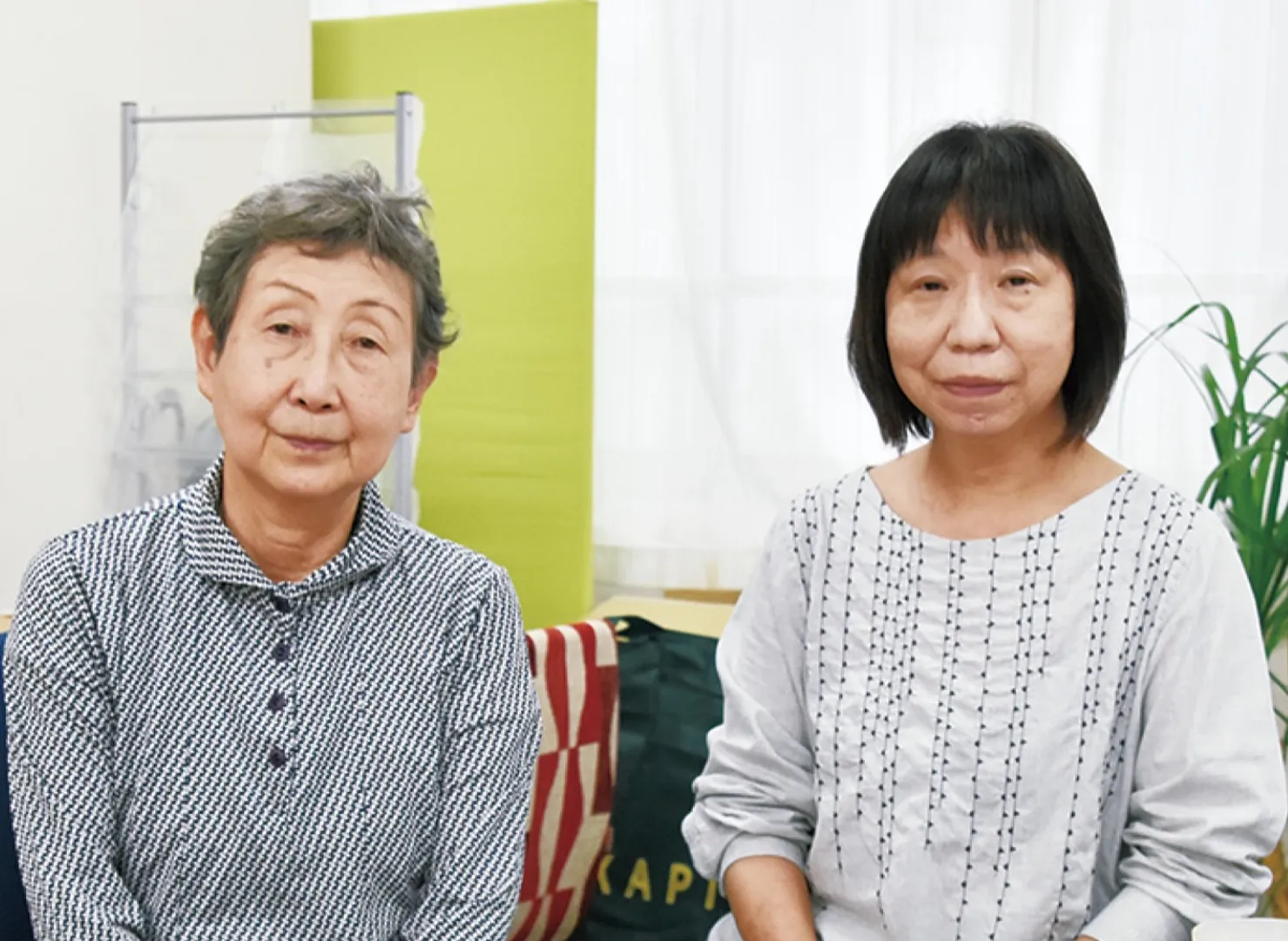 事務局の上野次長（左）と西野えみ子さん