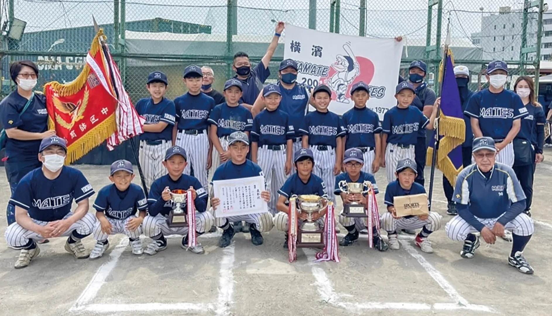 優勝を喜ぶ選手たち＝写真は同チーム提供