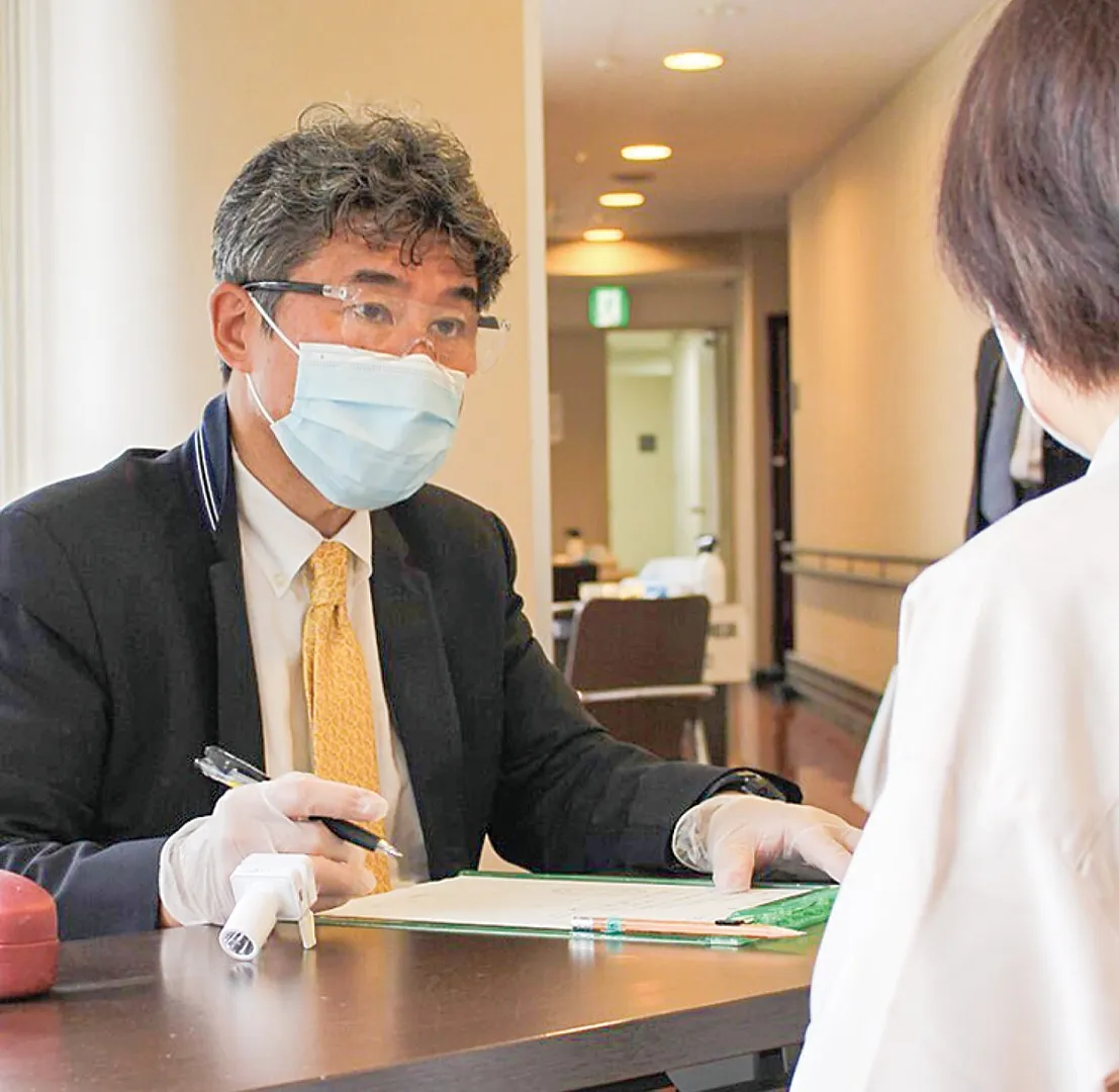 来場者の相談を受ける妹尾会長