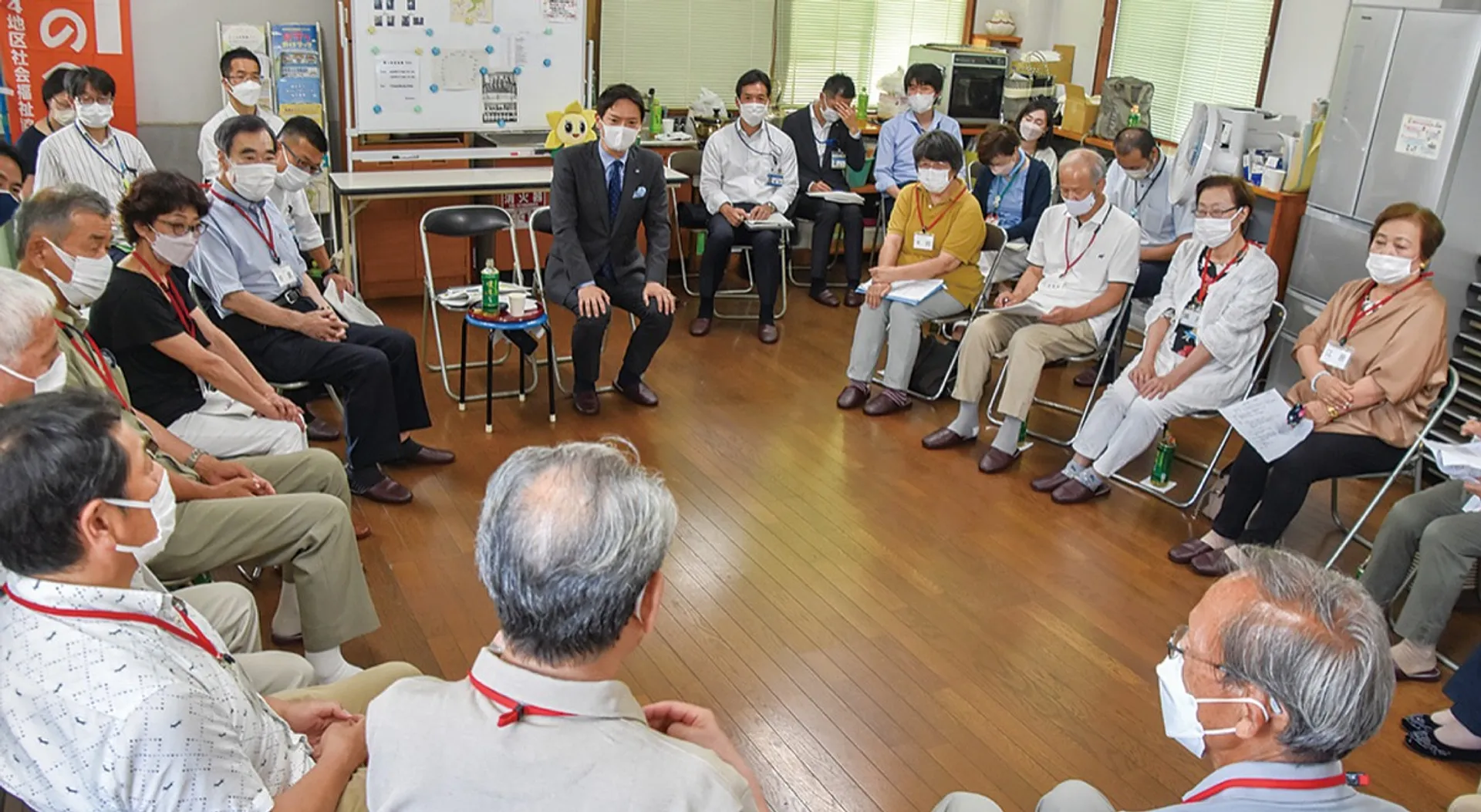 市長（中央）を囲む住民ら