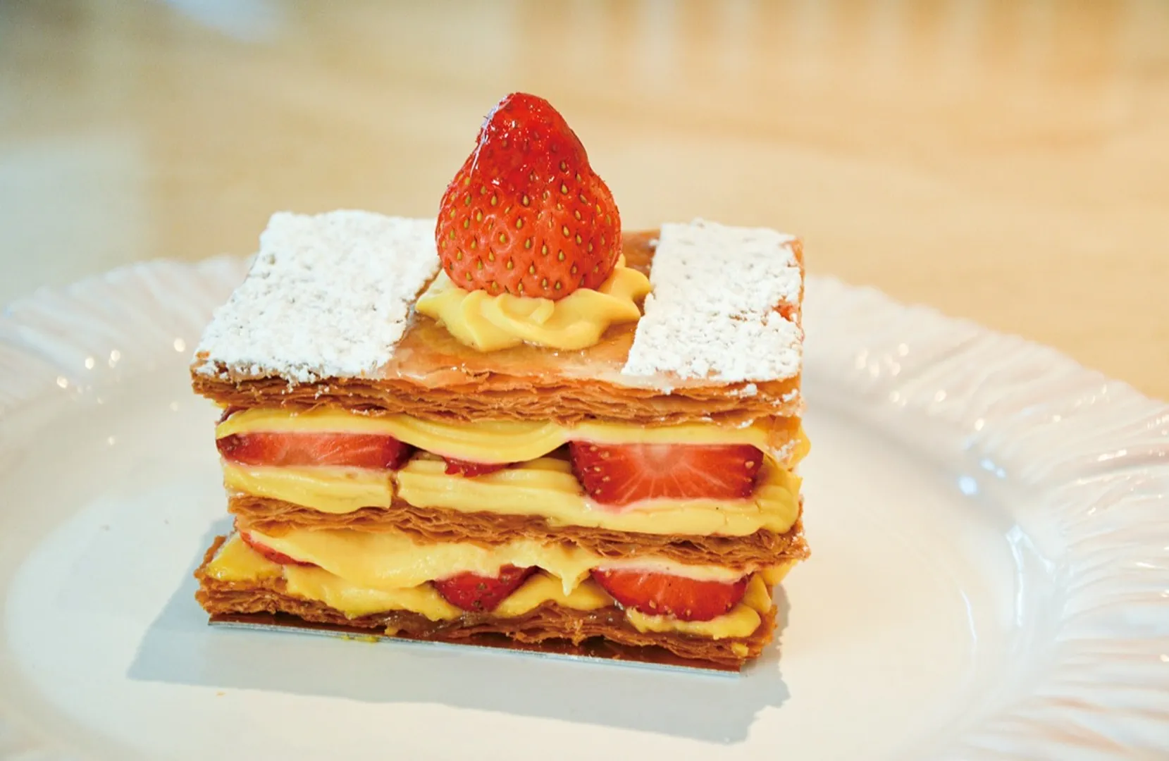 苺のミルフィユ（１カット1,080円、18cm角ホール6,480円）
