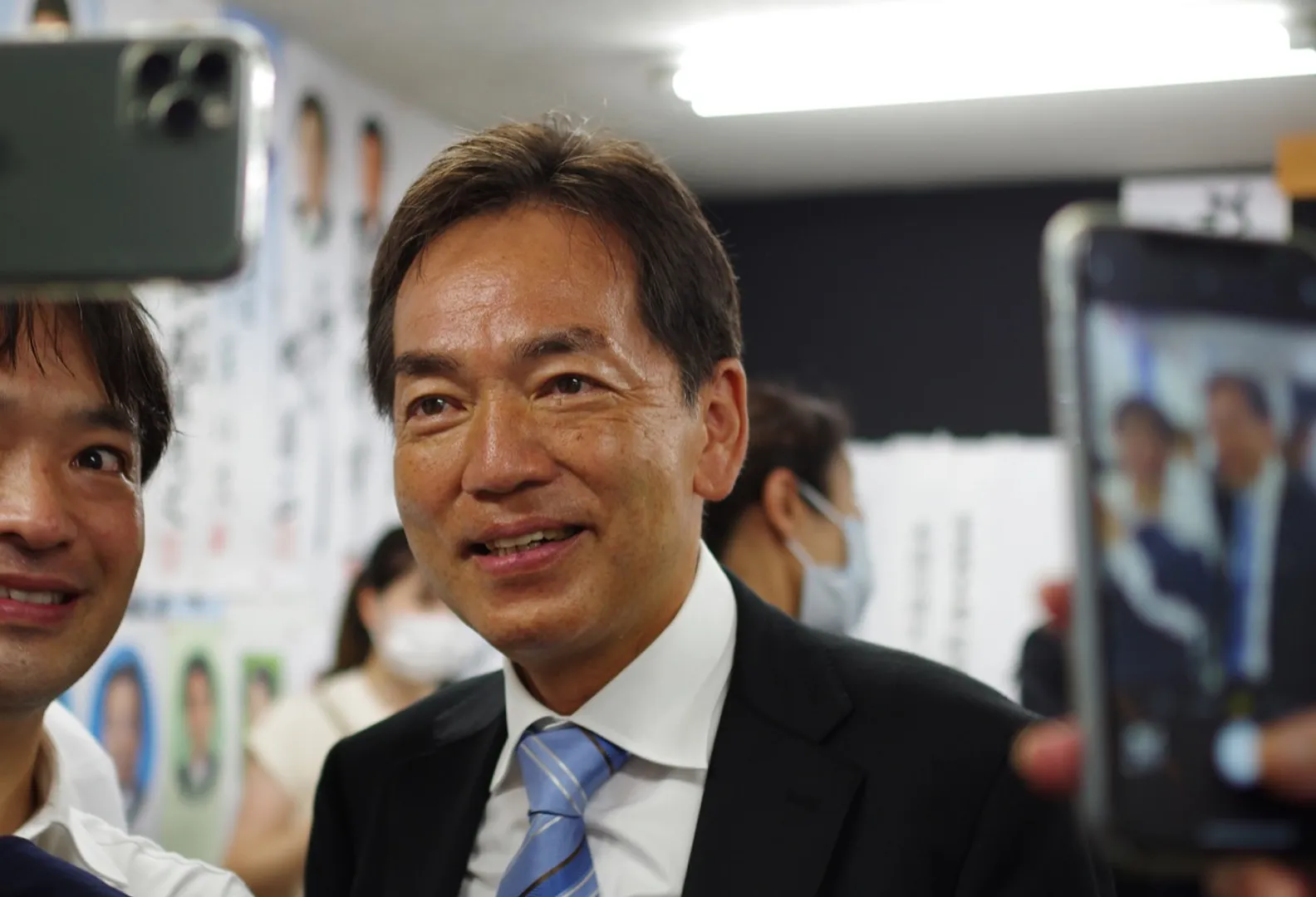 支援者と記念撮影する浅尾氏